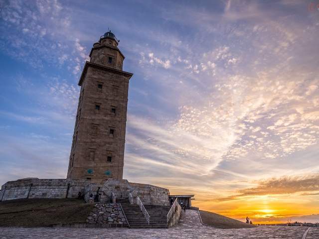 torre de hercules al atardecer a coruna